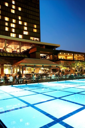 6 restaurants, breakfast, lunch, dinner served; international cuisine