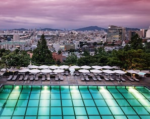 Una piscina cubierta, una piscina al aire libre de temporada