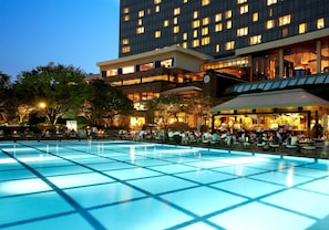 6 restaurants, breakfast, lunch, dinner served; international cuisine