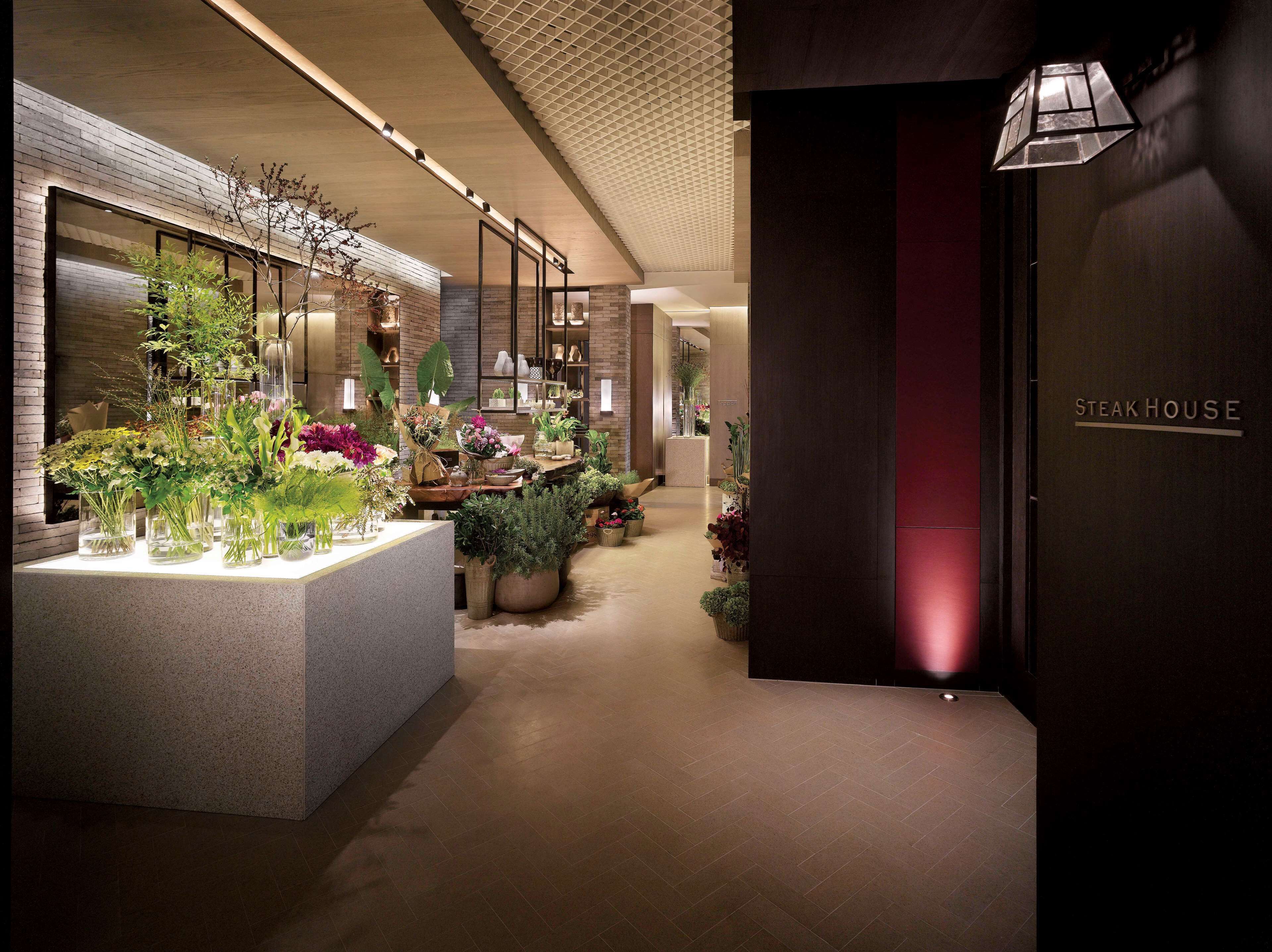 6 restaurants, breakfast, lunch, dinner served; international cuisine