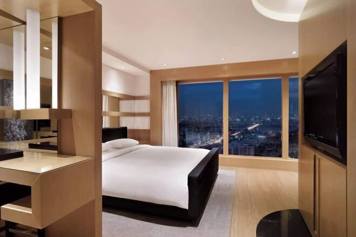 Premium bedding, down duvets, minibar, in-room safe