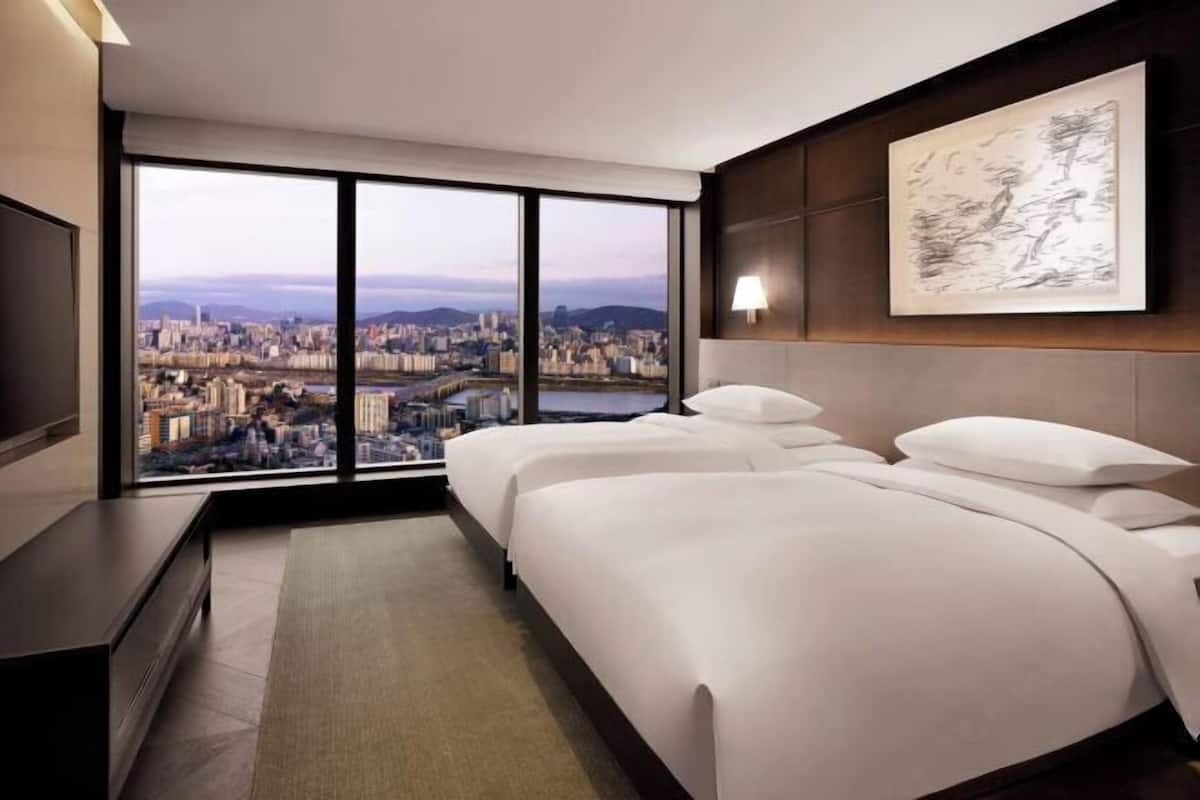 Premium bedding, down duvets, minibar, in-room safe