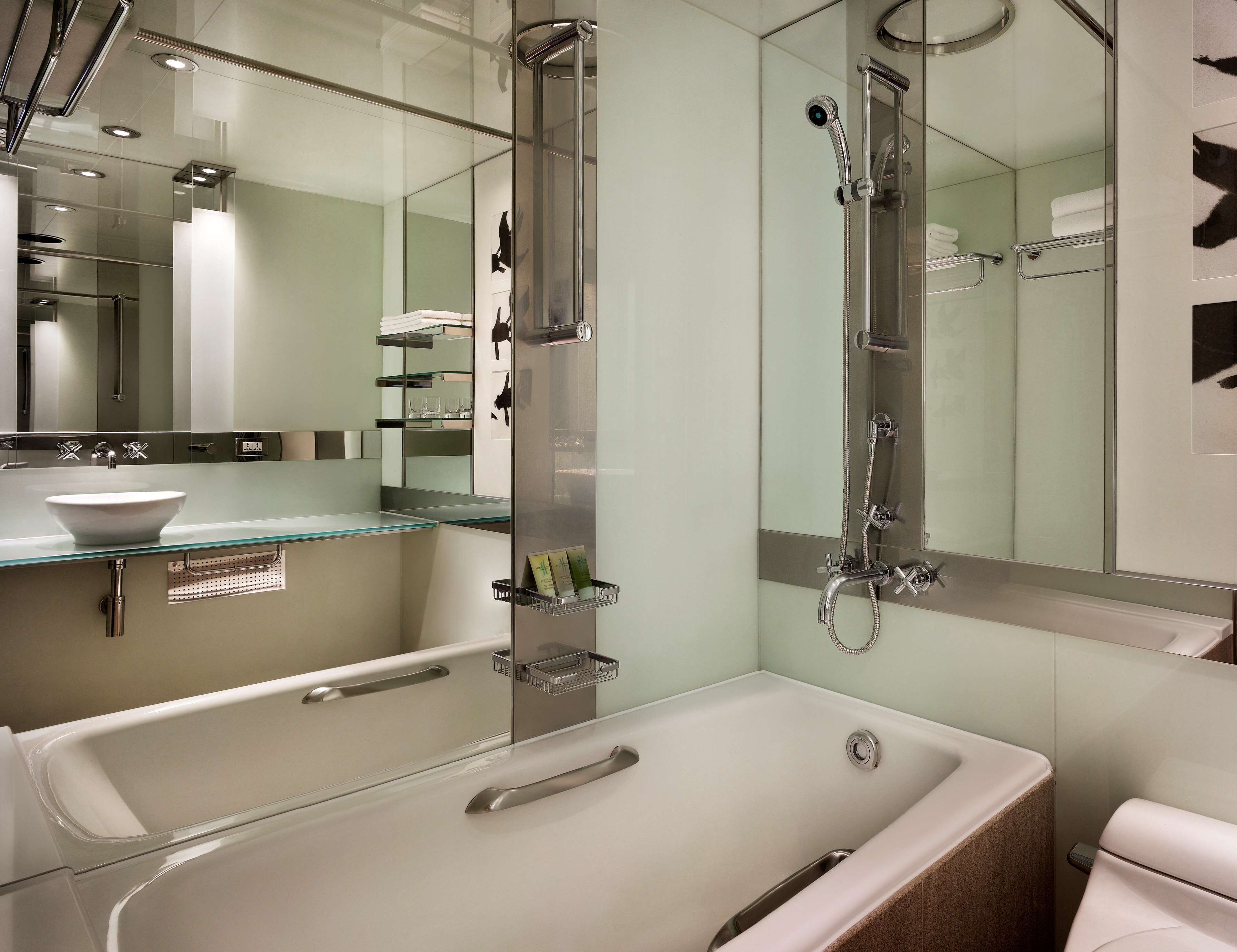 Room, 1 King Bed | Bathroom | Designer toiletries, hair dryer, bathrobes, slippers