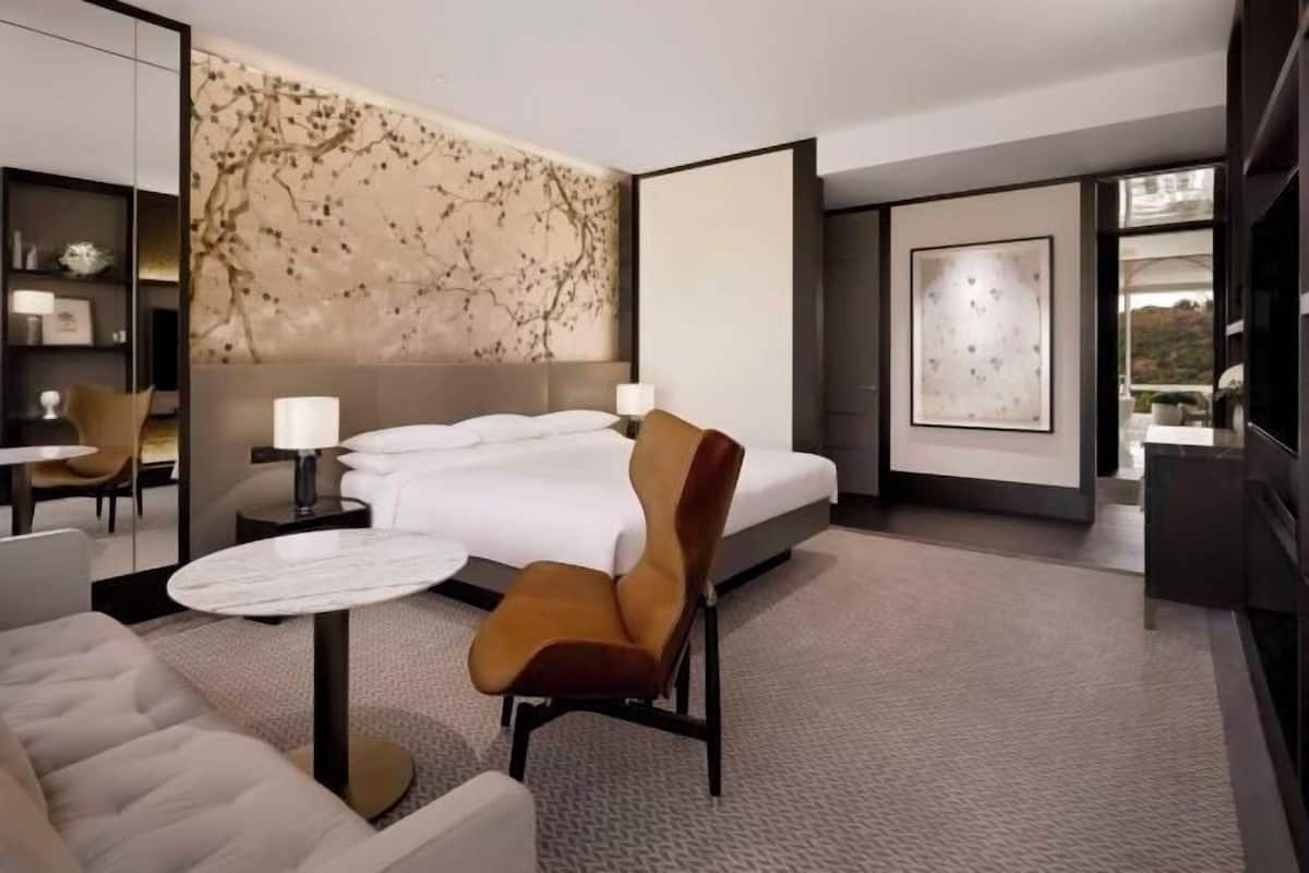 Premium bedding, down duvets, minibar, in-room safe