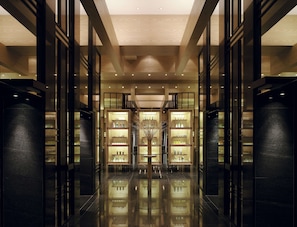 Couples treatment room(s), sauna, hot tub, steam room, body treatments