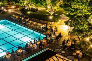 6 restaurants, breakfast, lunch, dinner served; international cuisine 