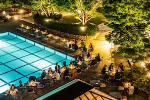 6 restaurants, breakfast, lunch, dinner served; international cuisine