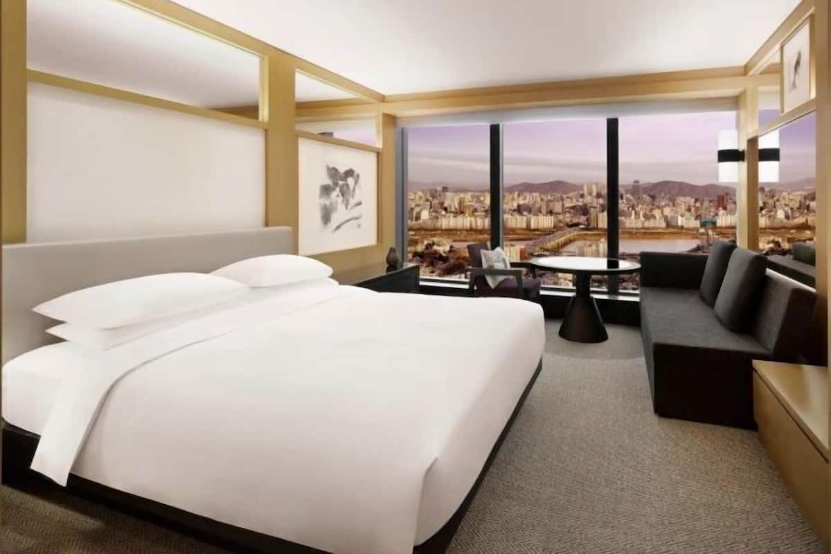 Premium bedding, down duvets, minibar, in-room safe