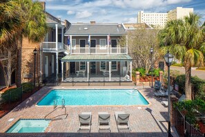 Outdoor pool, open 10 AM to 10 PM, pool loungers
