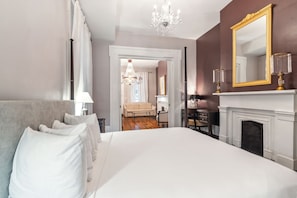 Colchones con pillow-top y caja de seguridad en la habitación