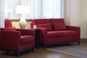 Lobby sitting area - Comfort Inn Boucherville (Boucherville)