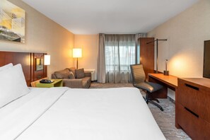 Premium bedding, pillow-top beds, individually furnished, desk - Comfort Inn Boucherville (Boucherville)