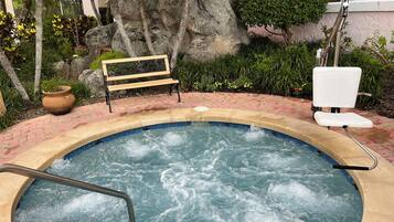 Una piscina al aire libre, sillones reclinables de piscina