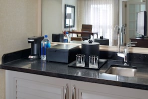 1 bedroom, down duvets, minibar, desk