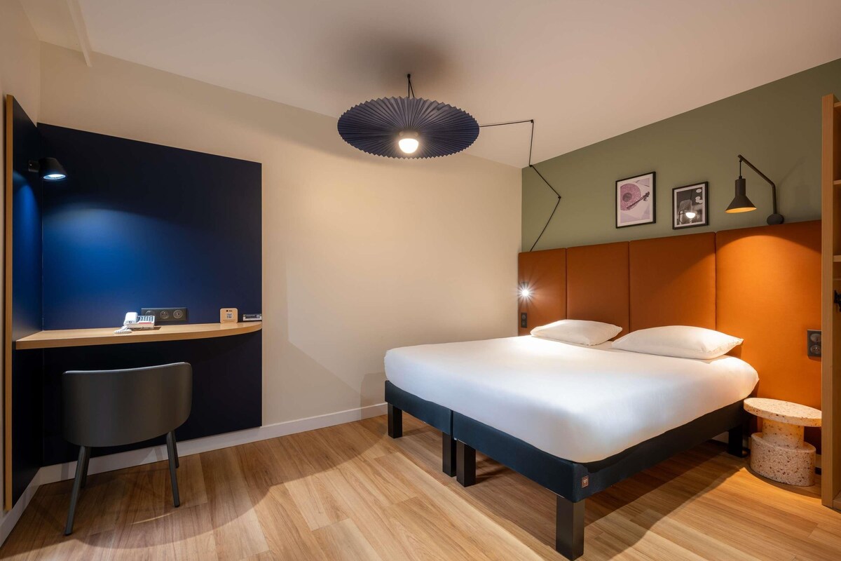 Standard Double Room, 1 Double Bed | In-room safe, desk, iron/ironing board (on request), cribs (free)