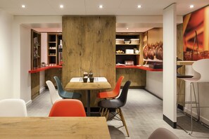 Daily buffet breakfast for a fee - ibis Paris Père Lachaise (Paris)