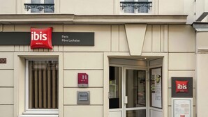 The exterior of a hotel named 'ibis' with a sign indicating it is located at 'Paris, Père Lachaise'. - ibis Paris Père Lachaise (Paris)
