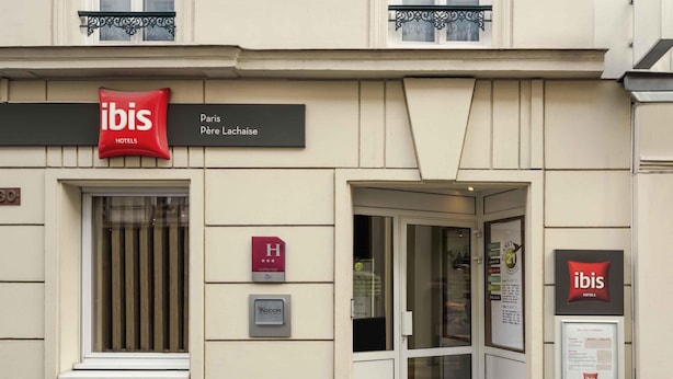 Exterior de un hotel llamado 'ibis' con un cartel que indica su ubicación en 'París, Père Lachaise'.
