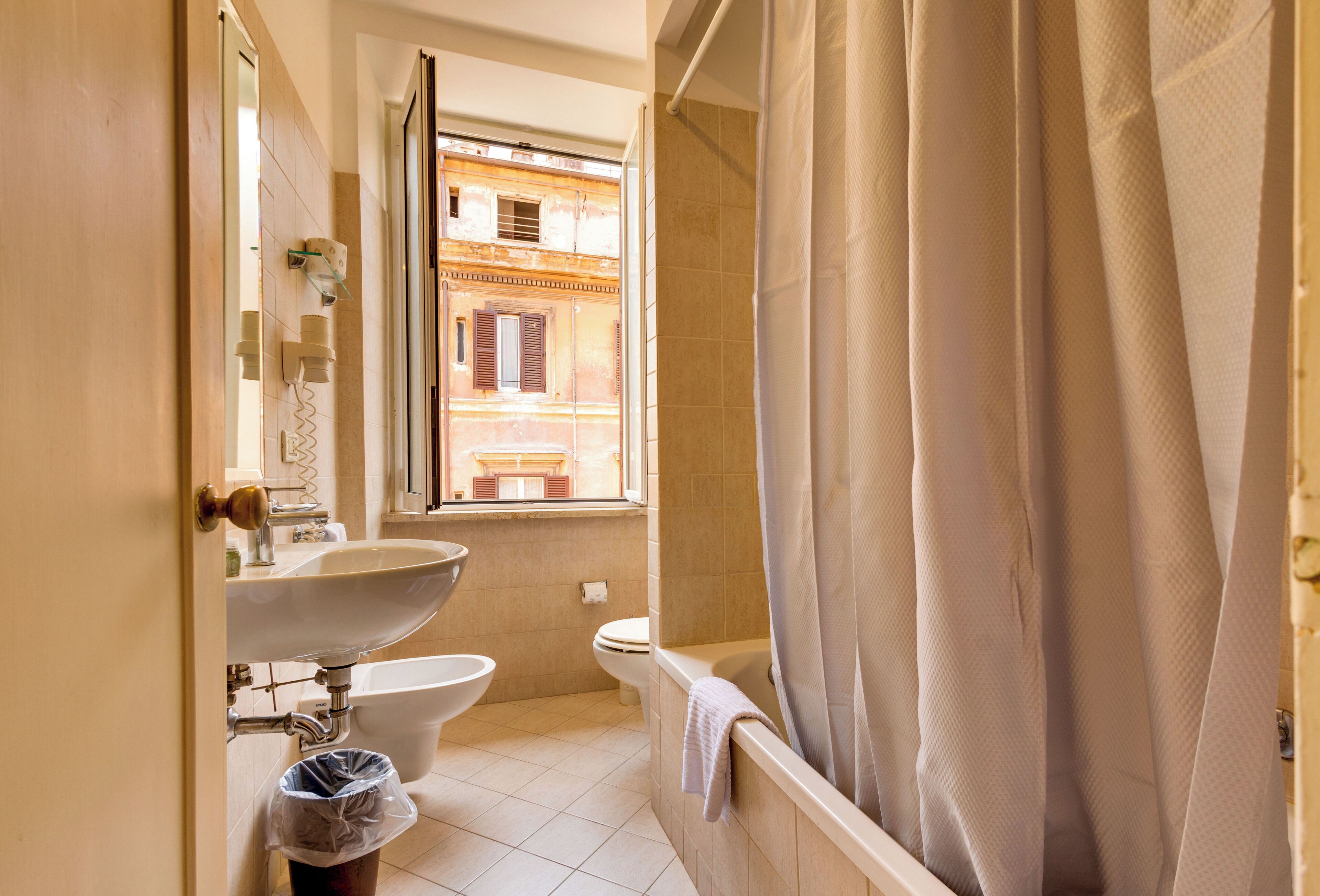 Douche, douche à « effet pluie », articles de toilette écologiques