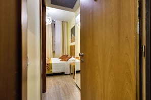 Premium bedding, pillow-top beds, minibar, in-room safe - Hotel Terminal (Rome)