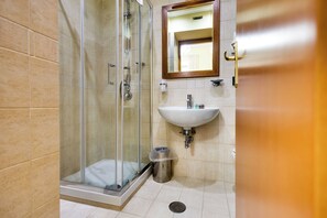 Shower, rainfall showerhead, eco-friendly toiletries, hair dryer - Hotel Terminal (Rome)