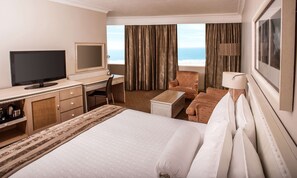 Executive Room | Minibar, in-room safe, desk, laptop workspace - Southern Sun Elangeni & Maharani (Durban)