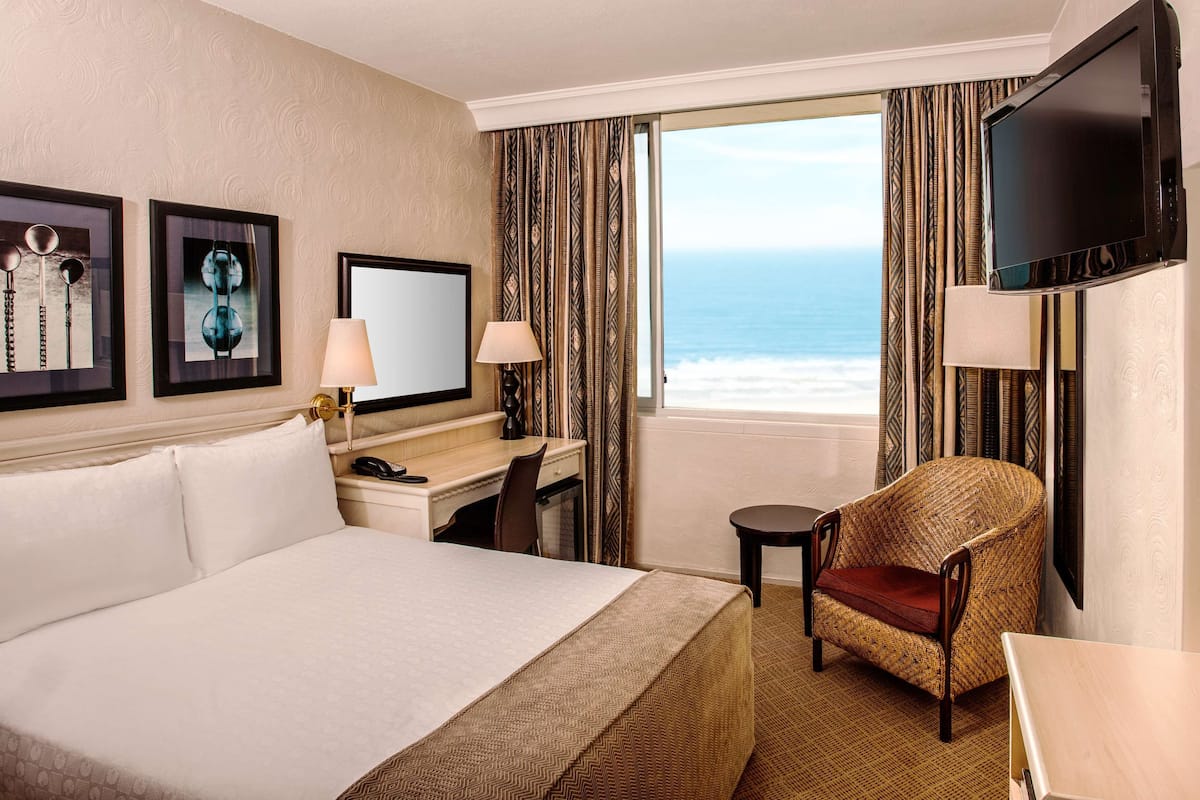 Standard Room | Minibar, in-room safe, desk, laptop workspace
