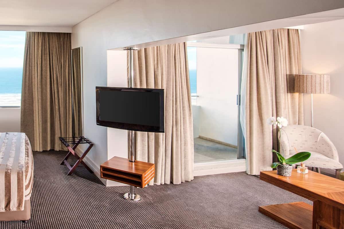 Suite | Minibar, caja de seguridad en la habitación y escritorio