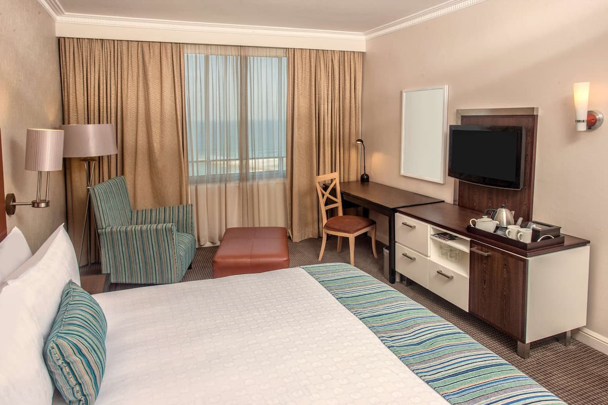 Superior Room | Minibar, in-room safe, desk, laptop workspace