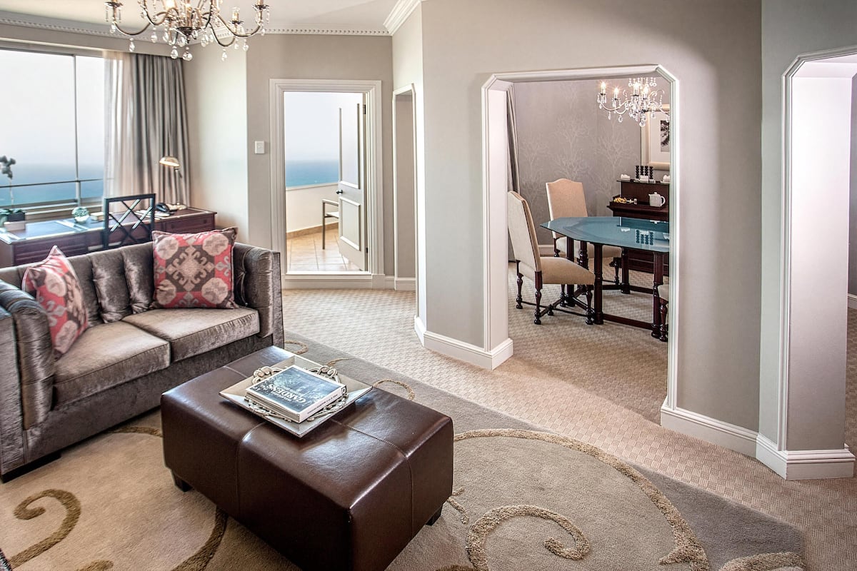 Penthouse | Minibar, in-room safe, desk, laptop workspace