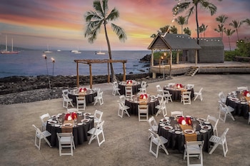 Banquet hall at Courtyard by Marriott King Kamehamehas Kona Beach Hotel