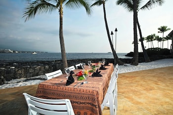 2 restaurants, breakfast served at Courtyard by Marriott King Kamehamehas Kona Beach Hotel
