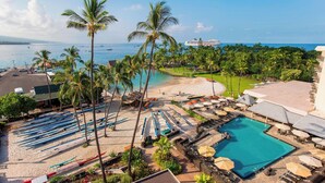 A resort with a swimming pool, beach area, and boats. - Courtyard by Marriott King Kamehameha's Kona Beach Hotel (Kailua-Kona)
