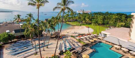 Un resort con piscina, zona de playa y embarcaciones.
