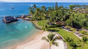 A coastal resort with a beach, palm trees, and a clear view of the ocean. - Courtyard by Marriott King Kamehameha's Kona Beach Hotel (Kailua-Kona)