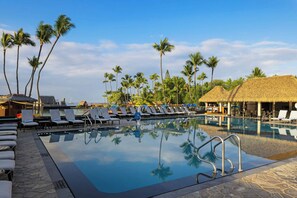 Outdoor pool, pool umbrellas - Courtyard by Marriott King Kamehameha's Kona Beach Hotel (Kailua-Kona)