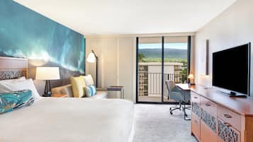 Habitación, 1 cama de matrimonio grande con sofá cama, balcón, vistas al mar | 1 dormitorio, caja fuerte, escritorio y tabla de planchar con plancha