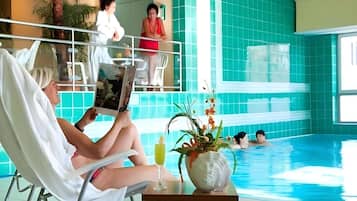 Una piscina cubierta, una piscina al aire libre