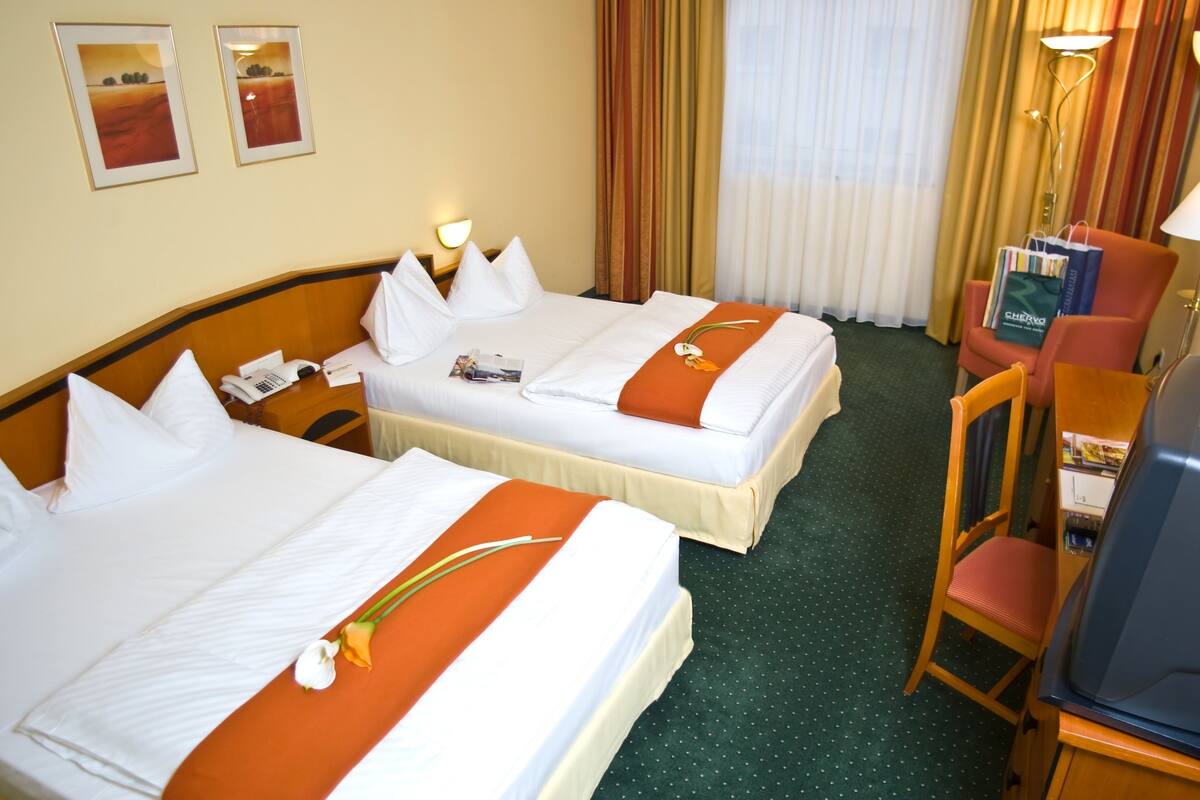 Standard Room | Hypo-allergenic bedding available, in-room safe, desk