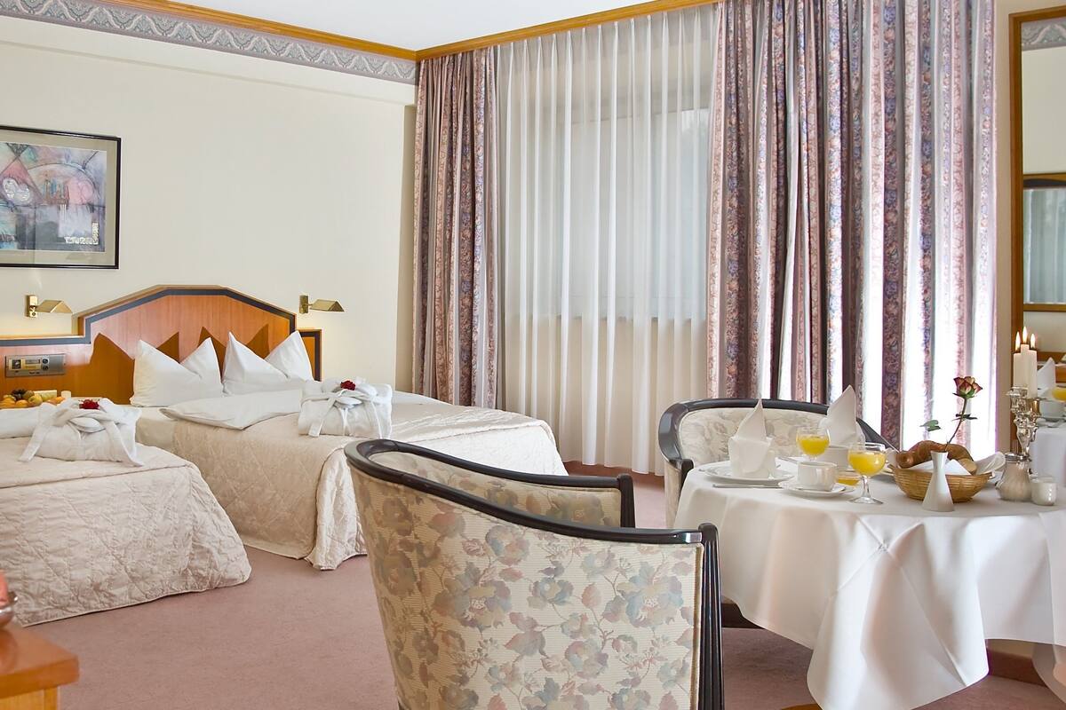 Junior Suite | Hypo-allergenic bedding available, in-room safe, desk