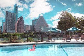 Piscine extérieure, parasols de plage, chaises longues