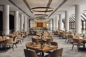 2 间餐厅,供应早餐、午餐和晚餐