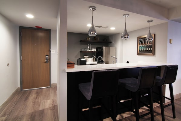 Presidential Suite, 1 King Bed, Balcony | Living area
