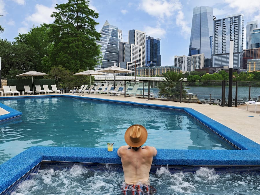 Piscina externa, funciona das 9h às 22h, barracas, guarda-sóis