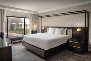 أغطية فراش متميزة وخزنة داخل الغرفة ومكتب وستائر تعتيم