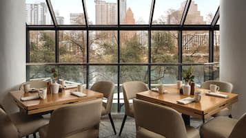 2 restaurants, breakfast served