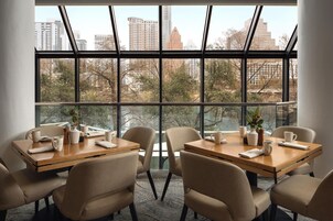 2 restaurants; breakfast, lunch, and dinner served