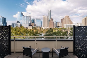 Hypo-allergenic bedding, down comforters, pillowtop beds, in-room safe - Hyatt Regency Austin (Austin)
