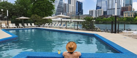 Utomhuspool, cabanor (tilläggsavgift) och parasoller