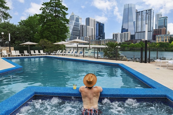 حمّام سباحة خارجي، كبائن (بتكلفة إضافية)، مظلات على حمّام السباحة